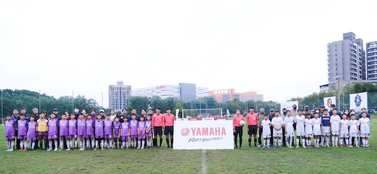大手牽小手，總決賽家長陪小球員進場，足夢道路一騎前進。（圖：YAMAHA CUP提供）